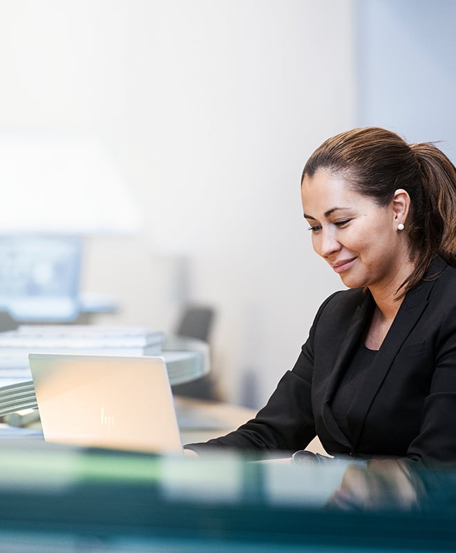 Bild på en kvinna i en reception
